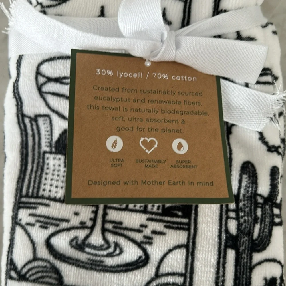 2pk Deborah Connolly White Cocktails Print Hand Towels